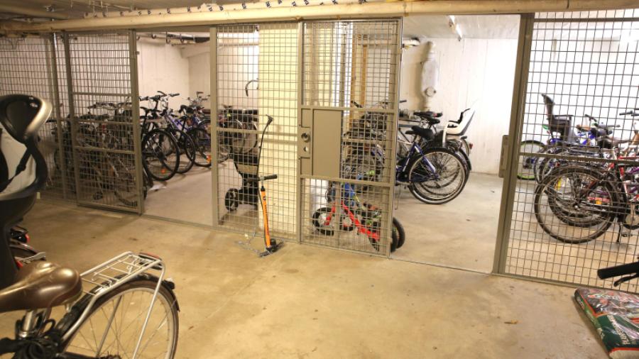 Cykelrummet i källaren har gott om plats och ligger precis innanför källarentrén.